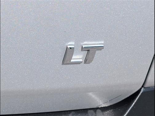 Silver Ice Metallic 2022 Chevrolet Traverse LT Cloth