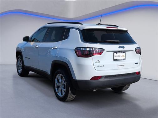 Bright White Clearcoat 2024 Jeep Compass Latitude