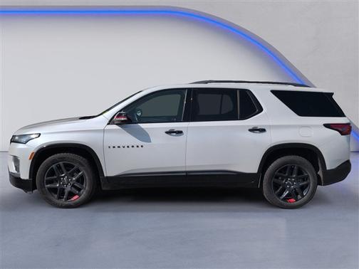 Iridescent Pearl Tricoat 2022 Chevrolet Traverse Premier