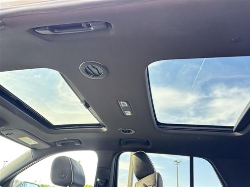 Iridescent Pearl Tricoat 2022 Chevrolet Traverse Premier