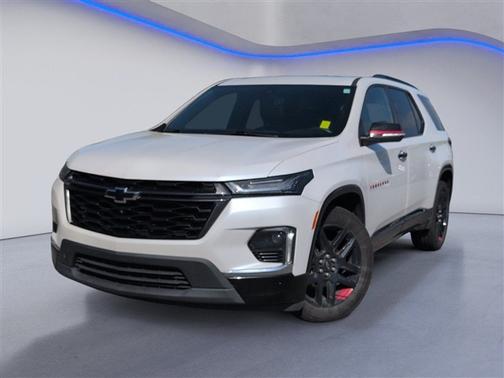Iridescent Pearl Tricoat 2022 Chevrolet Traverse Premier