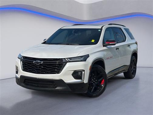 Iridescent Pearl Tricoat 2022 Chevrolet Traverse Premier