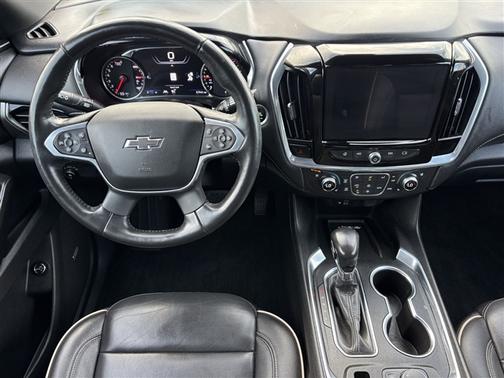 Iridescent Pearl Tricoat 2022 Chevrolet Traverse Premier