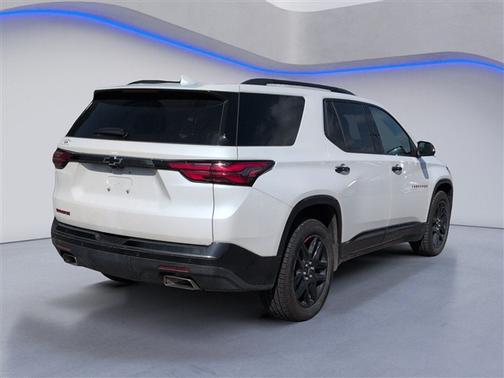 Iridescent Pearl Tricoat 2022 Chevrolet Traverse Premier