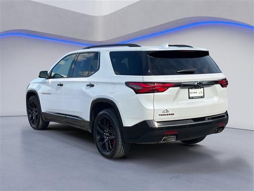 Iridescent Pearl Tricoat 2022 Chevrolet Traverse Premier