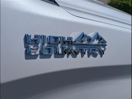 Iridescent Pearl Tricoat 2022 Chevrolet Silverado 1500 Limited High Country