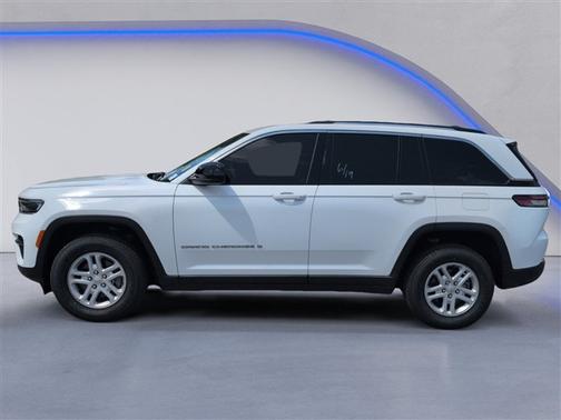 Bright White Clearcoat 2023 Jeep Grand Cherokee Laredo