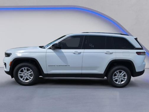 Bright White Clearcoat 2023 Jeep Grand Cherokee Laredo