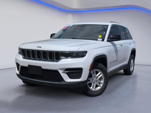 Bright White Clearcoat 2023 Jeep Grand Cherokee Laredo