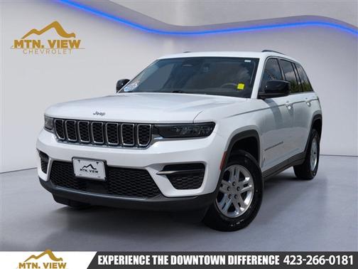 Bright White Clearcoat 2023 Jeep Grand Cherokee Laredo