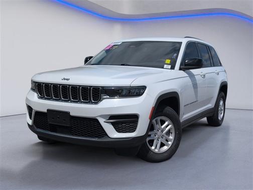 Bright White Clearcoat 2023 Jeep Grand Cherokee Laredo