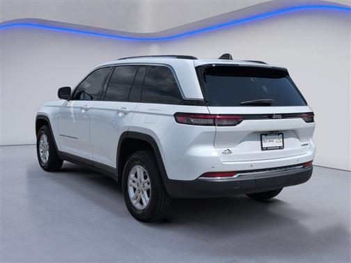 Bright White Clearcoat 2023 Jeep Grand Cherokee Laredo