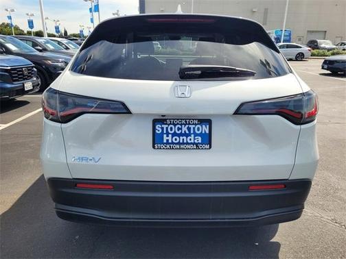 Platinum White Pearl 2026 Honda HR-V LX