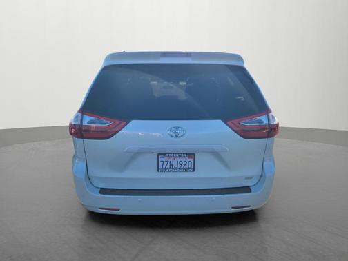 Blizzard Pearl 2017 Toyota Sienna XLE