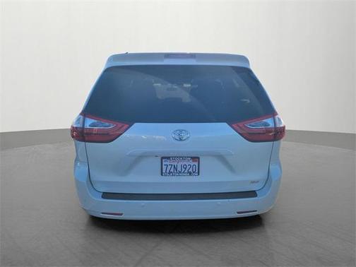 Blizzard Pearl 2017 Toyota Sienna XLE