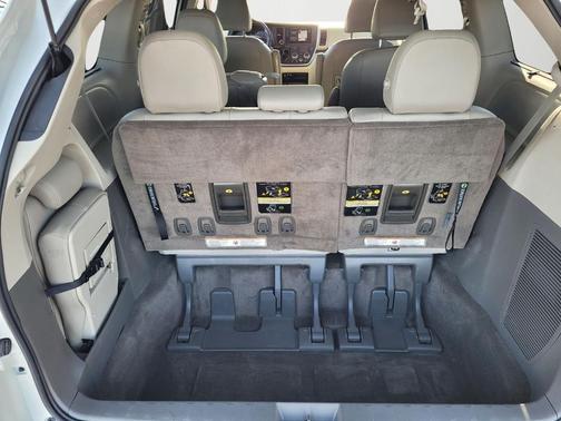 Blizzard Pearl 2017 Toyota Sienna XLE