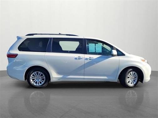 Blizzard Pearl 2017 Toyota Sienna XLE