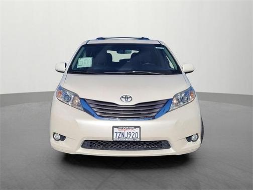 Blizzard Pearl 2017 Toyota Sienna XLE