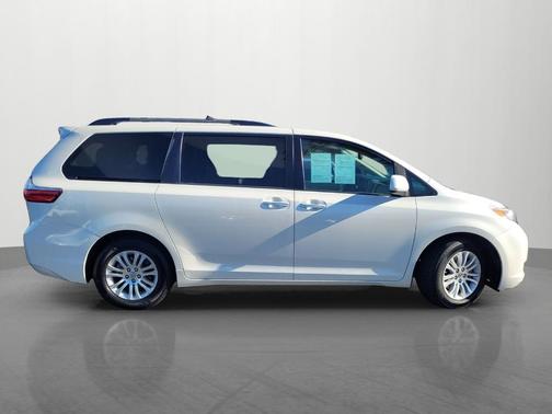 Blizzard Pearl 2017 Toyota Sienna XLE