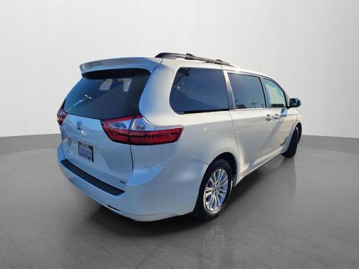 Blizzard Pearl 2017 Toyota Sienna XLE