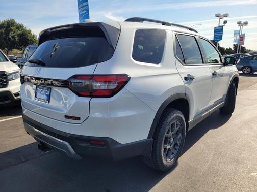Platinum White Pearl 2026 Honda Pilot TrailSport