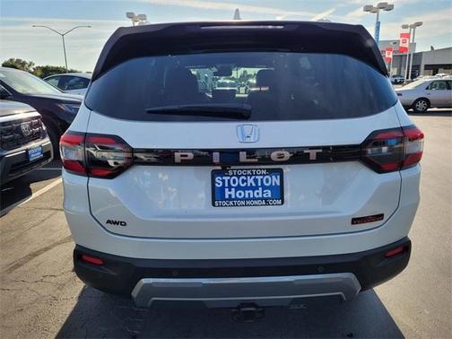 Platinum White Pearl 2026 Honda Pilot TrailSport