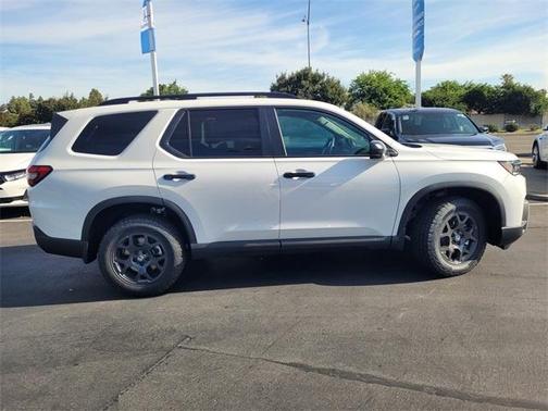 Platinum White Pearl 2026 Honda Pilot TrailSport
