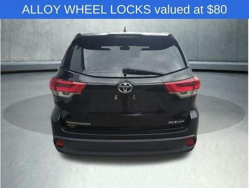 Midnight Black Metallic 2018 Toyota Highlander XLE