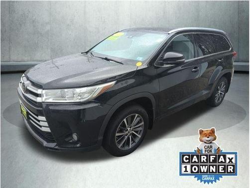 Midnight Black Metallic 2018 Toyota Highlander XLE
