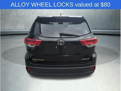 Midnight Black Metallic 2018 Toyota Highlander XLE