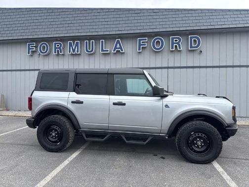 ICONIC SILVER METALLIC 2023 Ford Bronco
