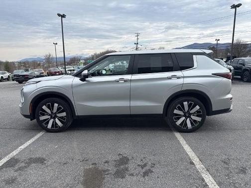 Black 2025 Mitsubishi Outlander