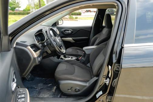 Diamond Black 2017 Jeep Cherokee Latitude