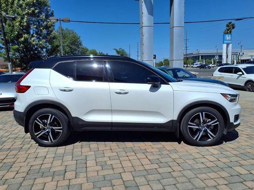 Crystal White Metallic/Black Contrast 2019 Volvo XC40 T5 R-Design