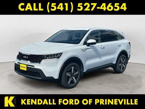 White 2023 Kia Sorento LX