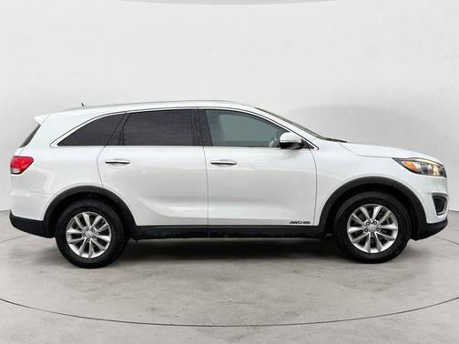 Snow White Pearl 2017 Kia Sorento LX