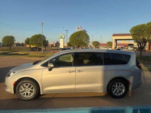 Silver Mist Clearcoat 2023 Chrysler Voyager LX