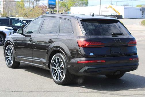 Tamarind Brown Metallic 2024 Audi Q7 55 Prestige