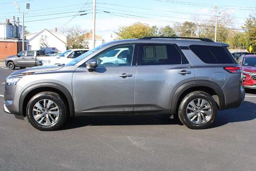 2022 Nissan Pathfinder SV