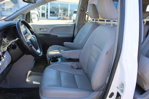 2020 Toyota Sienna XLE Auto Access Seat
