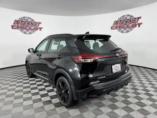 Black 2024 Nissan Kicks SR