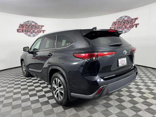 Black 2023 Toyota Highlander XLE