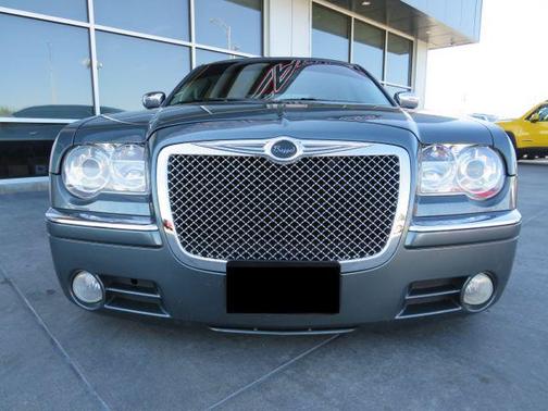 Photo 2 of 32 of 2005 Chrysler 300C Base