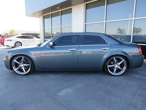 Photo 5 of 32 of 2005 Chrysler 300C Base