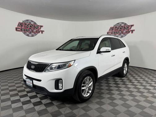White 2015 Kia Sorento LX