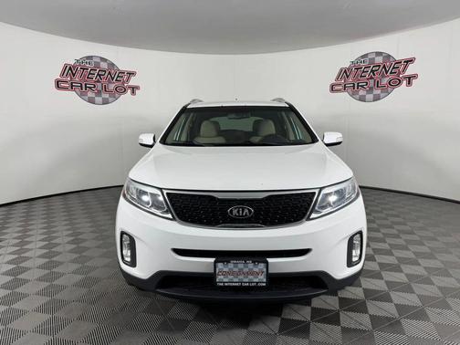 White 2015 Kia Sorento LX