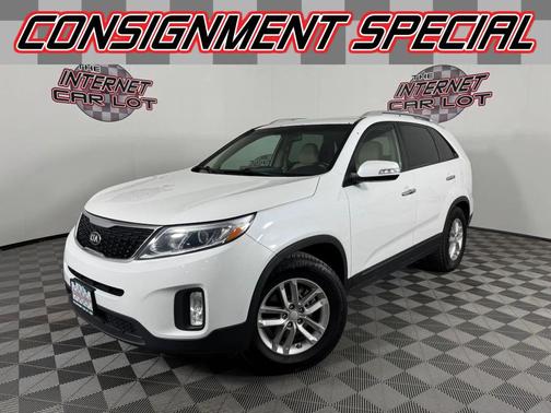 White 2015 Kia Sorento LX
