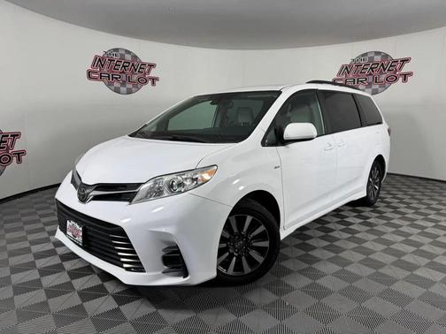 White 2019 Toyota Sienna LE