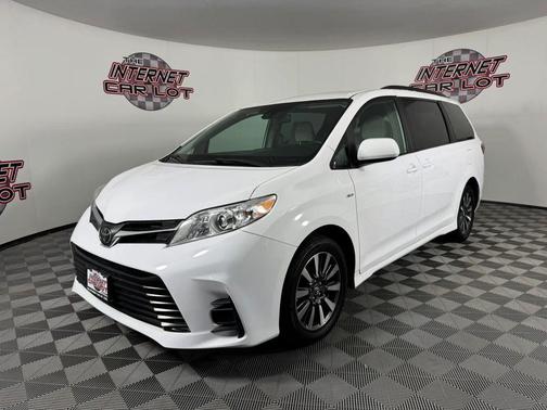 White 2019 Toyota Sienna LE