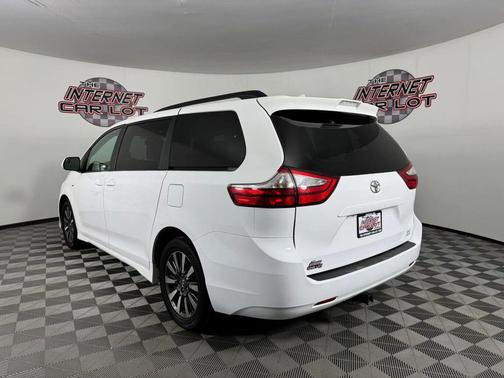 White 2019 Toyota Sienna LE